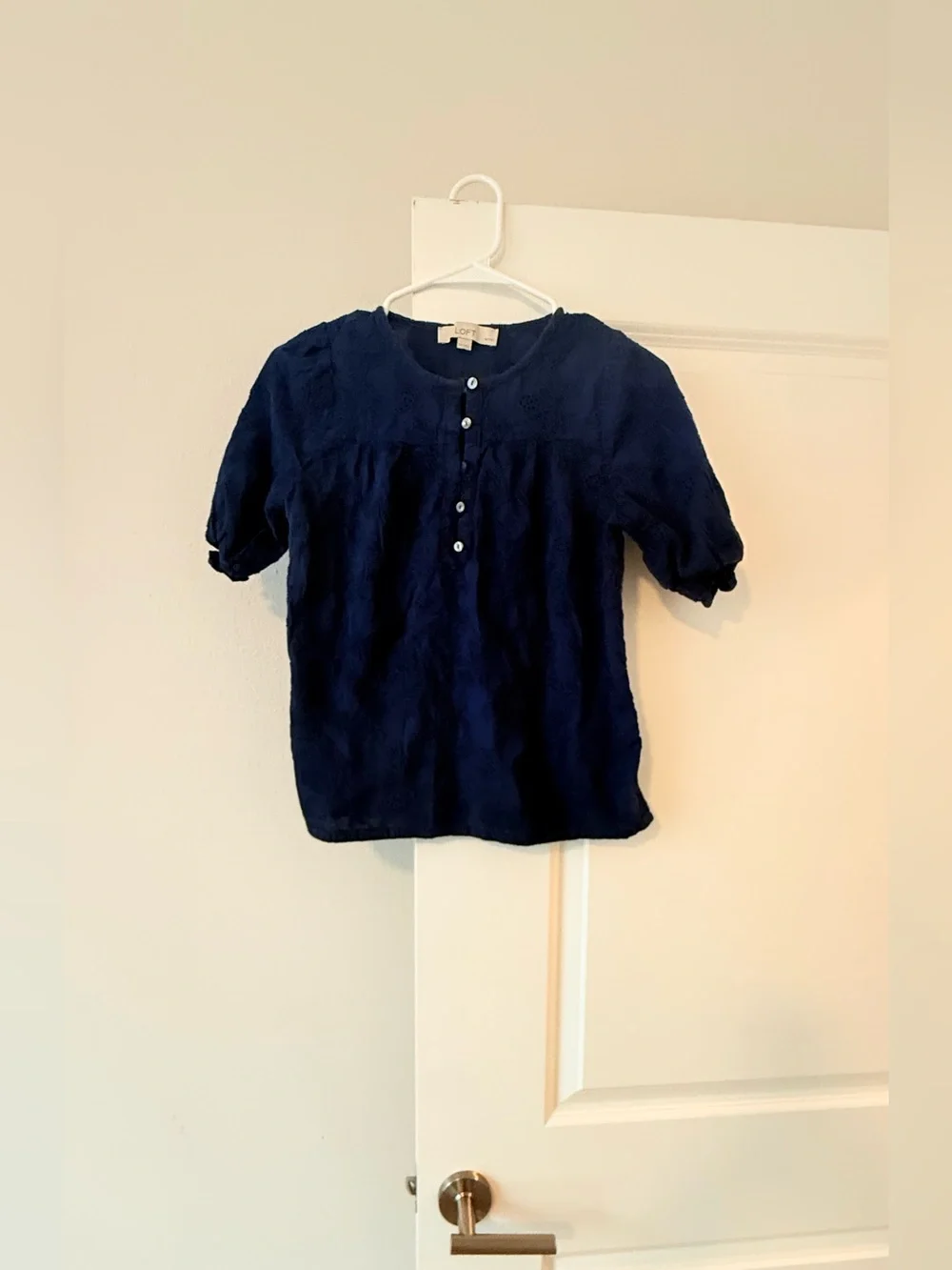 🔥🚨 FLASH SALE! $10 ONLY 🚨🔥 LOFT Navy Blue Eyelet Puff Sleeve Henley Blouse XSP❤️